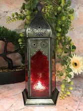 Charger l'image dans la galerie, Porte-bougie en verre rouge et zinc de style marocain à effet antique