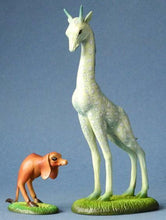 Laden Sie das Bild in den Galerie-Viewer, Giraffe und zweibeiniger Hund Hieronymus Bosch Museum Reproduktion Skulptur