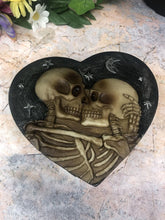 Laden Sie das Bild in den Galerie-Viewer, Skeleton Lovers Trinket Box Sculpture Skull Gothic Horror Secret Stash-OsirisTradingUK