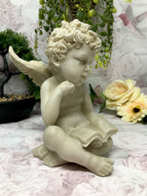 Laden Sie das Bild in den Galerie-Viewer, Schutzengel Figur Cherub mit Buch Statue Harz Grab oder Garten Ornament