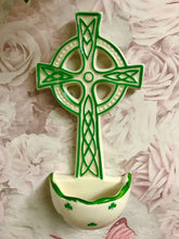 Laden Sie das Bild in den Galerie-Viewer, Keltisches Kreuz Wasser Schrift Wand Plaque Keramik Skulptur religiöse katholischen