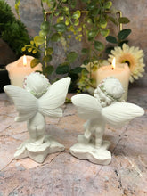 Laden Sie das Bild in den Galerie-Viewer, Paar Schutzengel Figur Cherubs halten Blumen Statue Ornament Geschenk