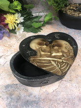 Laden Sie das Bild in den Galerie-Viewer, Skeleton Lovers Trinket Box Sculpture Skull Gothic Horror Secret Stash-OsirisTradingUK