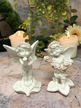 Laden Sie das Bild in den Galerie-Viewer, Paar Schutzengel Figur Cherubs halten Blumen Statue Ornament Geschenk