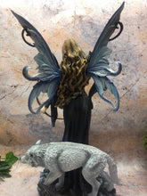 Laden Sie das Bild in den Galerie-Viewer, Jägerin Fee und Wolf Display Figur Statue Ornament Fantasy Feen