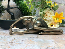 Laden Sie das Bild in den Galerie-Viewer, Bronze-Effekt weibliche Yoga-Pose Skulptur Position Figur Statue Veronese