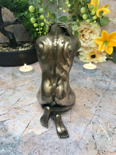 Laden Sie das Bild in den Galerie-Viewer, Nackter Mann Skulptur Statue Figur nackt männlich Ornament menschliche Form Kunst