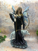 Laden Sie das Bild in den Galerie-Viewer, Jägerin Fee und Wolf Display Figur Statue Ornament Fantasy Feen