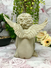 Laden Sie das Bild in den Galerie-Viewer, Schutzengel Figur Cherub mit Buch Statue Harz Grab oder Garten Ornament