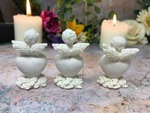 Laden Sie das Bild in den Galerie-Viewer, Set mit drei Schutzengel-Figuren, Engelchen, ruhend auf Herz, Ornament-Skulptur