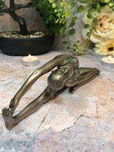 Laden Sie das Bild in den Galerie-Viewer, Bronze-Effekt weibliche Yoga-Pose Skulptur Position Figur Statue Veronese