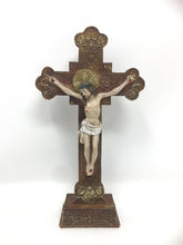 Laden Sie das Bild in den Galerie-Viewer, Verzierte 20 cm große Kruzifix-Statue aus Kunstharz – handbemaltes religiöses Kreuz als Heimdekoration