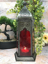 Charger l'image dans la galerie, Porte-bougie en verre rouge et zinc de style marocain à effet antique