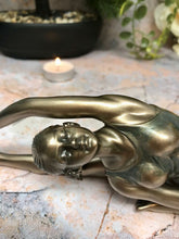 Laden Sie das Bild in den Galerie-Viewer, Bronze-Effekt weibliche Yoga-Pose Skulptur Position Figur Statue Veronese