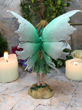 Charger l'image dans la galerie, Figurine de fée des récoltes avec baies sauvages Figurine de fées fantastiques Sculpture Cadeau