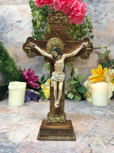 Laden Sie das Bild in den Galerie-Viewer, Verzierte 20 cm große Kruzifix-Statue aus Kunstharz – handbemaltes religiöses Kreuz als Heimdekoration