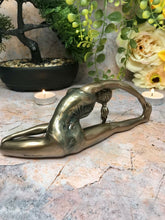 Laden Sie das Bild in den Galerie-Viewer, Bronze-Effekt weibliche Yoga-Pose Skulptur Position Figur Statue Veronese