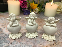 Laden Sie das Bild in den Galerie-Viewer, Set mit drei Schutzengel-Figuren, Engelchen, ruhend auf Herz, Ornament-Skulptur