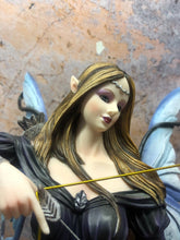 Laden Sie das Bild in den Galerie-Viewer, Jägerin Fee und Wolf Display Figur Statue Ornament Fantasy Feen
