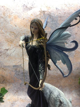 Laden Sie das Bild in den Galerie-Viewer, Jägerin Fee und Wolf Display Figur Statue Ornament Fantasy Feen