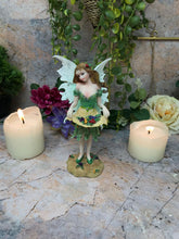 Charger l'image dans la galerie, Figurine de fée des récoltes avec baies sauvages Figurine de fées fantastiques Sculpture Cadeau