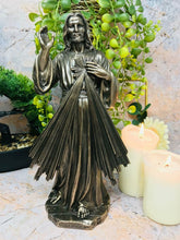Laden Sie das Bild in den Galerie-Viewer, Bronze-Effekt Jesus Göttliche Barmherzigkeit Statue Religiöse Skulptur Geschenk