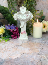 Laden Sie das Bild in den Galerie-Viewer, Cherub ruhend in herzförmigen Flügeln Kreuz Statue Ornament Skulptur Figur