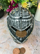 Charger l'image dans la galerie, Casque de chevalier templier médiéval Tirelire Sculpture de croisé