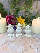 Laden Sie das Bild in den Galerie-Viewer, Set mit drei Schutzengel-Figuren, Engelchen, ruhend auf Herz, Ornament-Skulptur