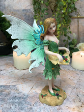 Charger l'image dans la galerie, Figurine de fée des récoltes avec baies sauvages Figurine de fées fantastiques Sculpture Cadeau