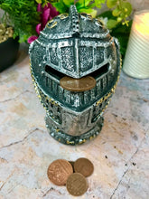 Charger l'image dans la galerie, Casque de chevalier templier médiéval Tirelire Sculpture de croisé