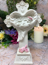 Laden Sie das Bild in den Galerie-Viewer, Cherub ruhend in herzförmigen Flügeln Kreuz Statue Ornament Skulptur Figur