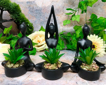 Laden Sie das Bild in den Galerie-Viewer, Set mit 3 schwarzen Yoga-Pose-Skulpturen mit orientalischer Kunstpflanze