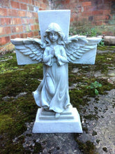 Laden Sie das Bild in den Galerie-Viewer, Schutzengel, betende Grabskulptur, Gedenkgrab, friedliches Kreuz, Garten