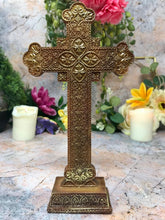Laden Sie das Bild in den Galerie-Viewer, Verzierte 20 cm große Kruzifix-Statue aus Kunstharz – handbemaltes religiöses Kreuz als Heimdekoration