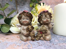 Laden Sie das Bild in den Galerie-Viewer, Paar Schutzengel Figur Cherub hält Teddy Statue Ornament Skulptur