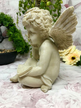 Laden Sie das Bild in den Galerie-Viewer, Schutzengel Figur Cherub mit Buch Statue Harz Grab oder Garten Ornament