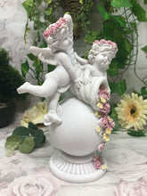Charger l'image dans la galerie, Statue en résine représentant un ange gardien avec une corne d'abondance