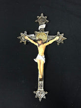 Charger l'image dans la galerie, Crucifix effet or Croix suspendue en résine Corpus Christi Jésus Christ Religieux