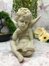Laden Sie das Bild in den Galerie-Viewer, Schutzengel Figur Cherub mit Buch Statue Harz Grab oder Garten Ornament