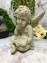 Laden Sie das Bild in den Galerie-Viewer, Schutzengel Figur Cherub mit Buch Statue Harz Grab oder Garten Ornament