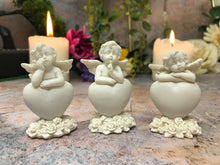 Laden Sie das Bild in den Galerie-Viewer, Set mit drei Schutzengel-Figuren, Engelchen, ruhend auf Herz, Ornament-Skulptur