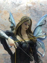Laden Sie das Bild in den Galerie-Viewer, Jägerin Fee und Wolf Display Figur Statue Ornament Fantasy Feen