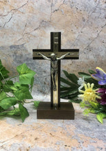 Laden Sie das Bild in den Galerie-Viewer, Freistehendes dunkles Holz Kruzifix Metall Inlay Corpus Christi Jesus Kreuz religiöse
