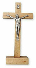 Laden Sie das Bild in den Galerie-Viewer, Freistehendes Kruzifix-Kreuz aus Birnenholz, silberfarbenes Metall, Corpus, religiöses Ornament