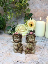 Laden Sie das Bild in den Galerie-Viewer, Paar Schutzengel Figur Cherub hält Teddy Statue Ornament Skulptur