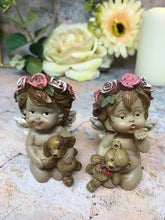 Laden Sie das Bild in den Galerie-Viewer, Paar Schutzengel Figur Cherub hält Teddy Statue Ornament Skulptur