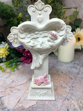 Laden Sie das Bild in den Galerie-Viewer, Cherub ruhend in herzförmigen Flügeln Kreuz Statue Ornament Skulptur Figur