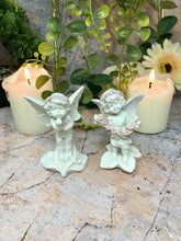 Laden Sie das Bild in den Galerie-Viewer, Paar Schutzengel Figur Cherubs halten Blumen Statue Ornament Geschenk