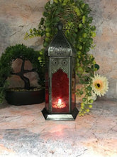 Charger l'image dans la galerie, Porte-bougie en verre rouge et zinc de style marocain à effet antique